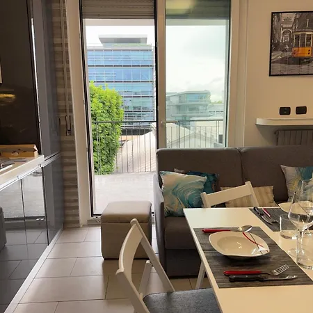 아파트 10 Minutes From Fiera With Large Terrace